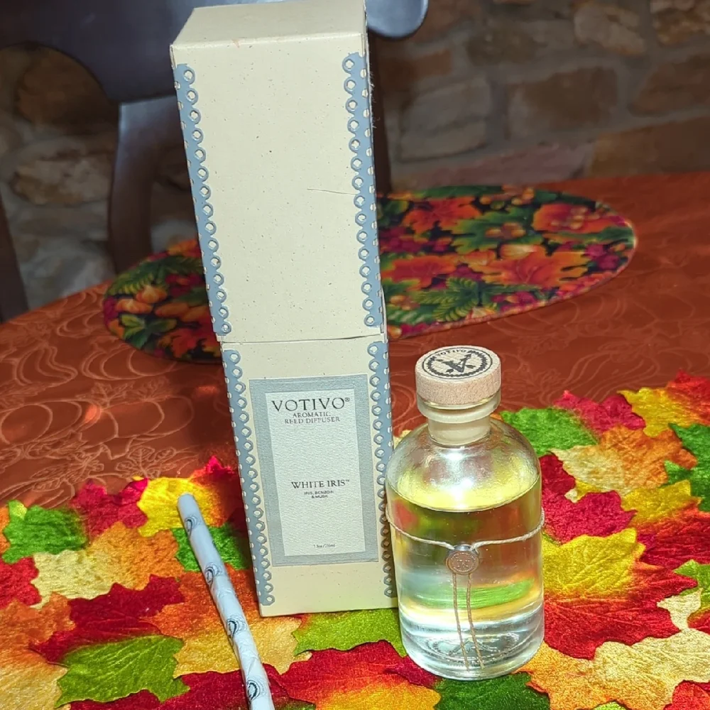 Votivo White Iris Aromatic Reed Diffuser with Box